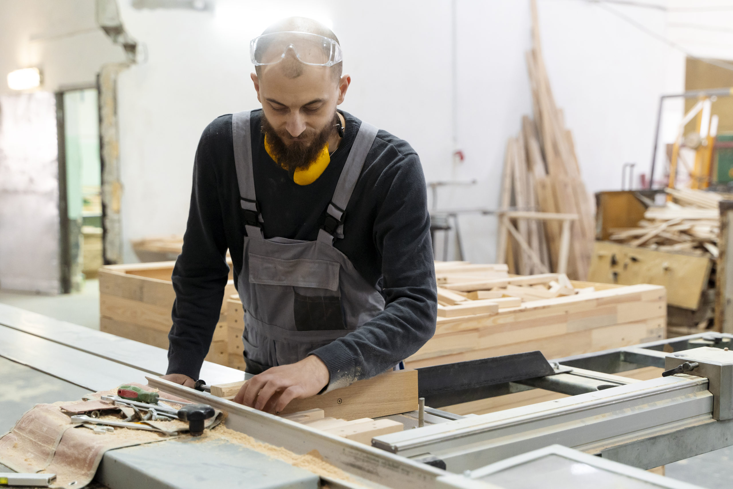 hombre-trabajando-en-un-almacen-de-tableros-mdf